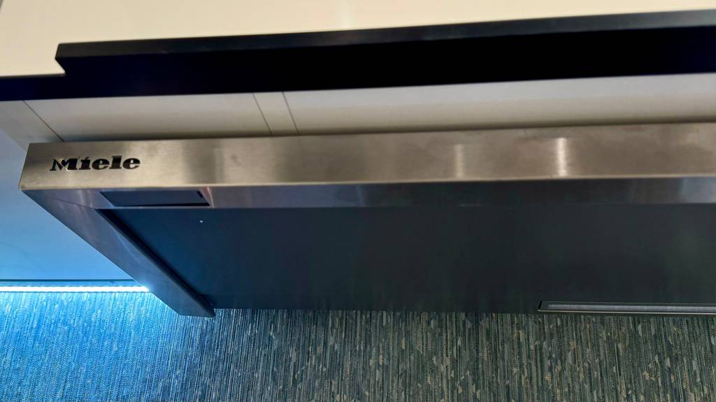 Die Markenaufschrift der getesteten 90-cm-Flachschirmhaube in Nahaufnahme.