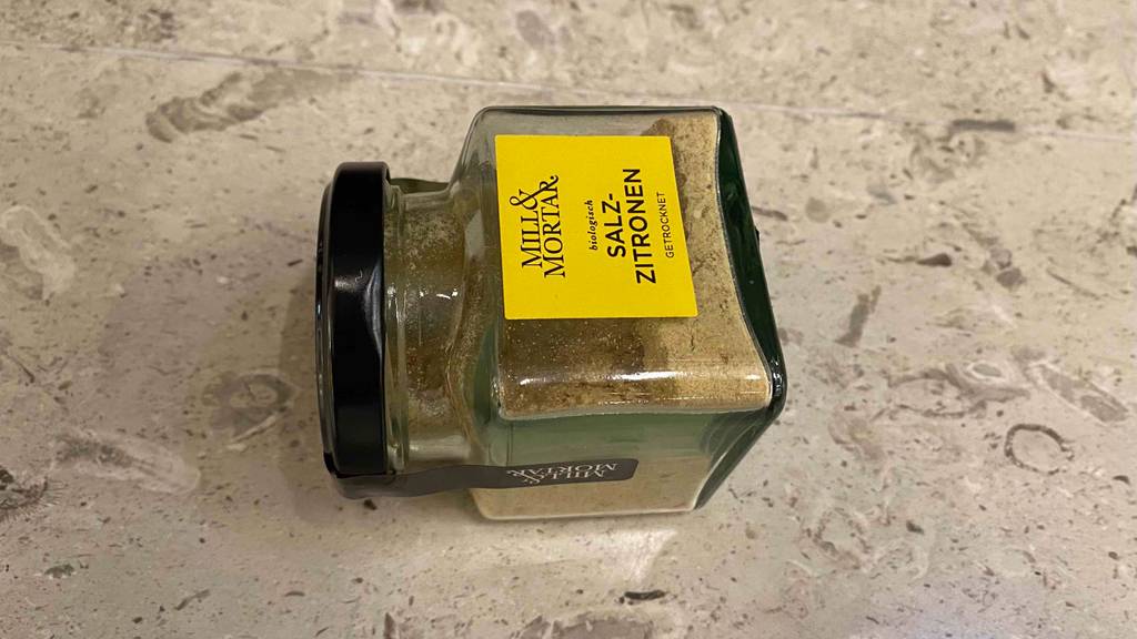 Im Test: Auf einer Steinfläche liegt ein Glas Salzzitronen.