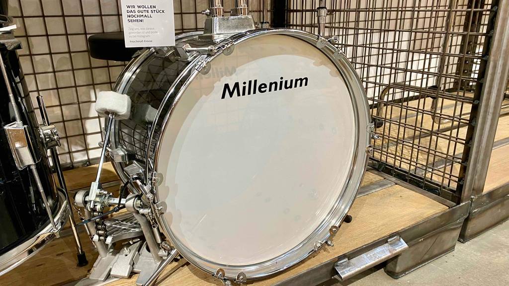 Schlagzeug im Test: der Bassdrum von vorn in Nahaufnahme.