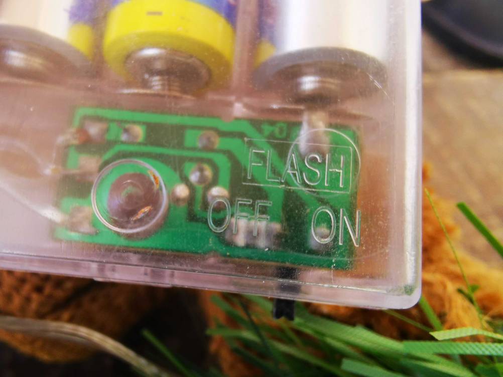 Mini-Weihnachtsbaum-Test: Das Batteriefach mit der Aufschrift 
