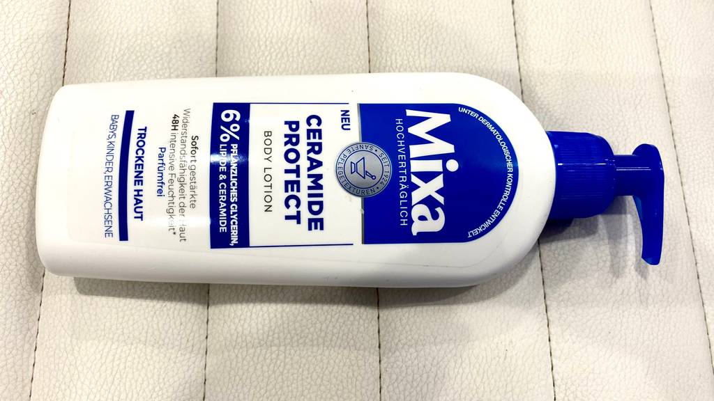 Mixa Bodylotion getestet: Eine Flasche Lotion auf einer hellen Oberfläche
