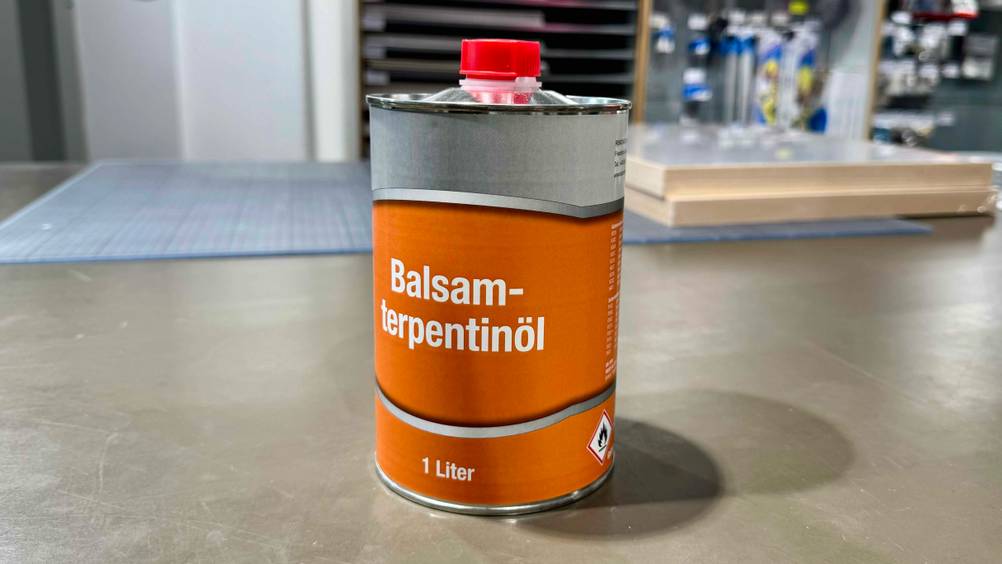 Das getestete Terpentinöl mit einem Liter Inhalt steht in einem Geschäft in einer Flasche.