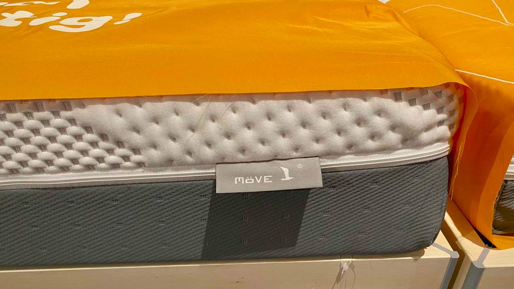 Latexmatratze-Test: Detailaufnahme des Reisverschlusses des Bezuges und des Logos Möve.