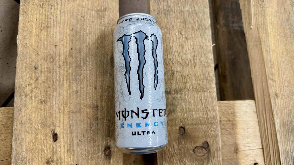 Die getestete Dose Monster-Energy-Drink liegt auf einer Palette.