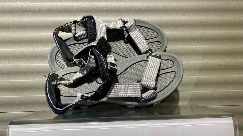 Im Test: Ein Paar Unisex-Trekkingsandalen horizontal von oben auf einer grauen Fläche.