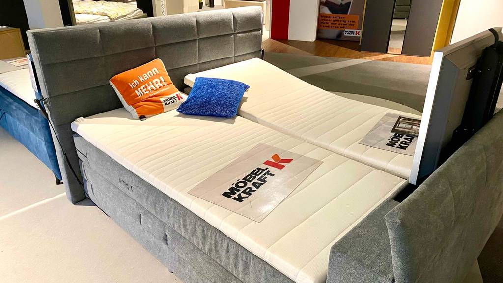 Boxspringbett-elektrisch getestet: gesamtes elektrisches Boxspringbett mit erhöhtem Kopfteil auf bei Matratze.