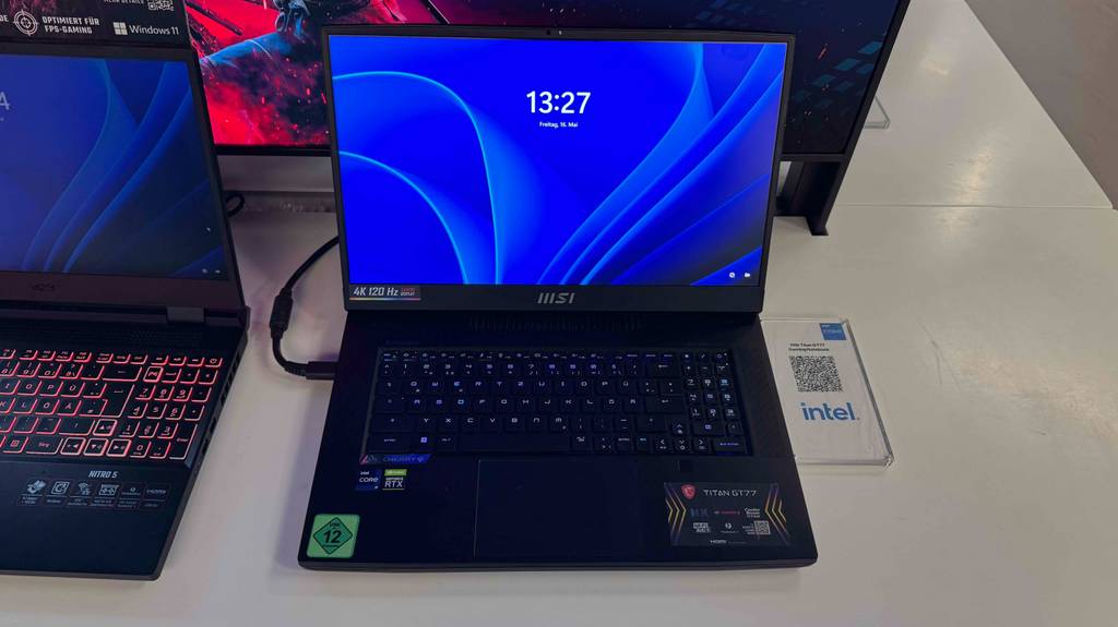 Ansicht von oben auf das Gaming-Laptop-17-Zoll im Test, das auf einem Ausstellungstisch neben weiteren Laptops steht.