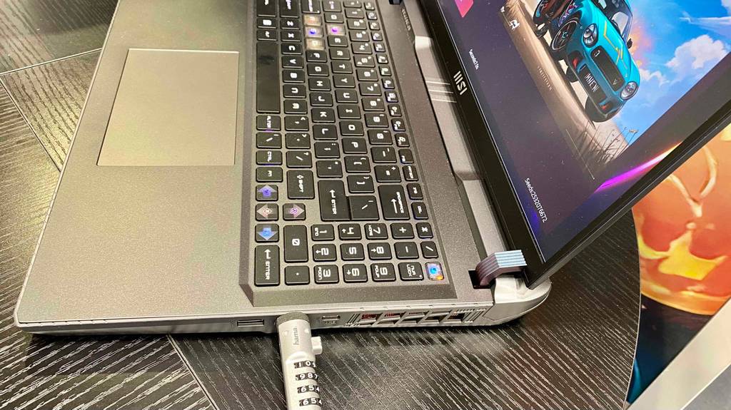 Ein USB-Kabel ist am Laptop angeschlossen.