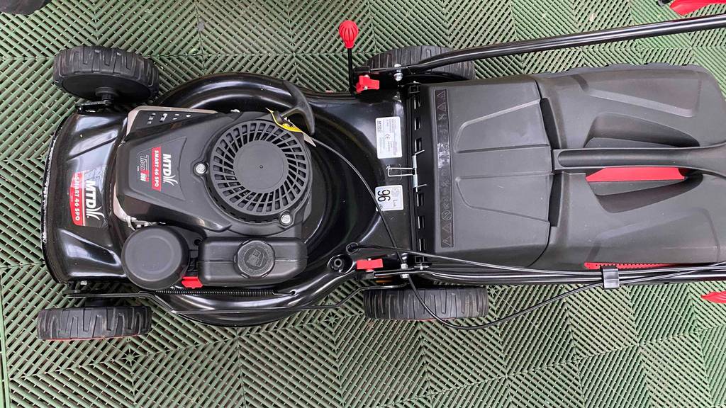 Im Test: Benzin-Rasenmäher mit einer 46 cm Schnittbreite von oben auf einer grünen Matte.