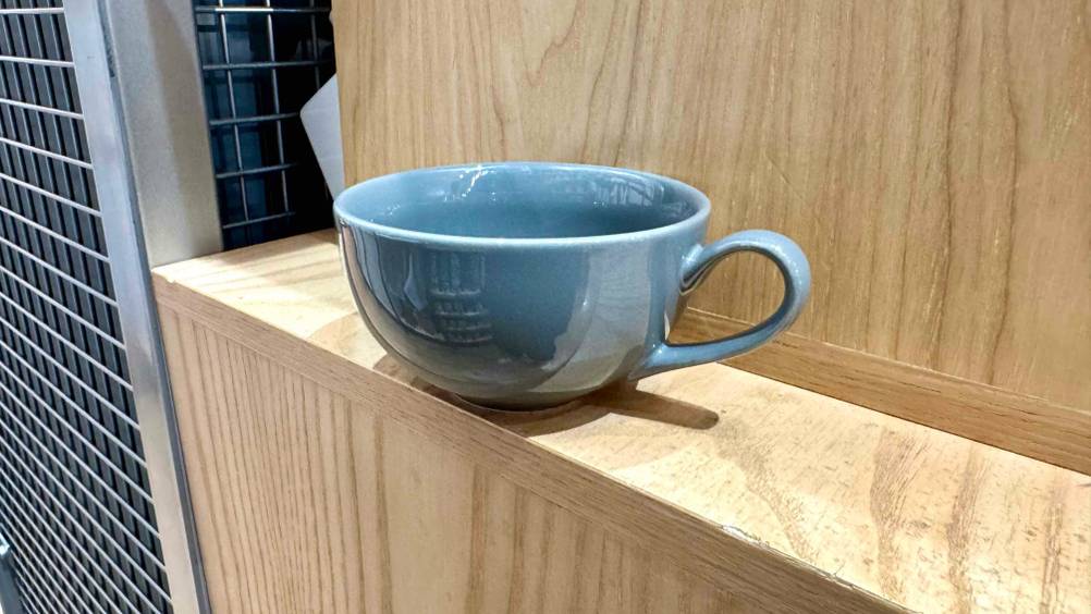 Teetassen-Test: Eine Teetasse steht auf einem Holzregal.