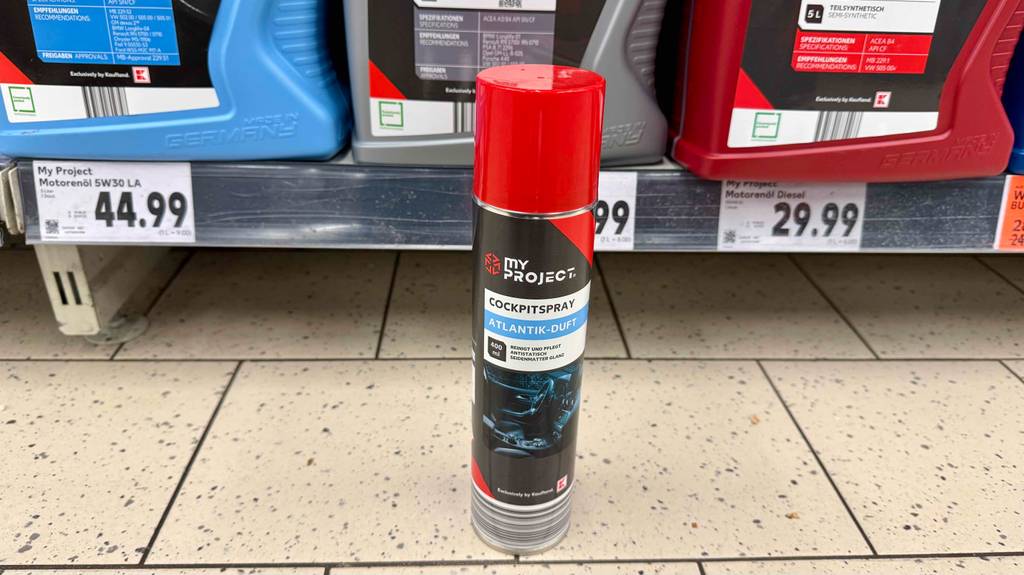 Ein getestetes Cockpitspray steht vor einem Regal.
