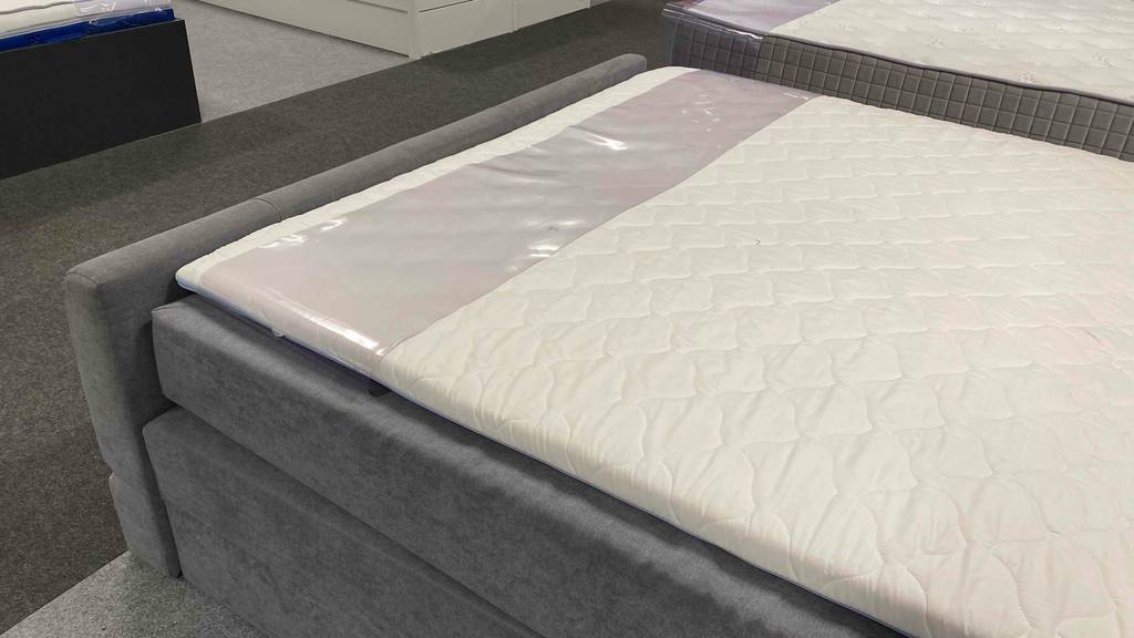 Boxspringbett-180x200 getestet: Abschluss des Boxspringbettes mit einer Schutzfolie darauf.