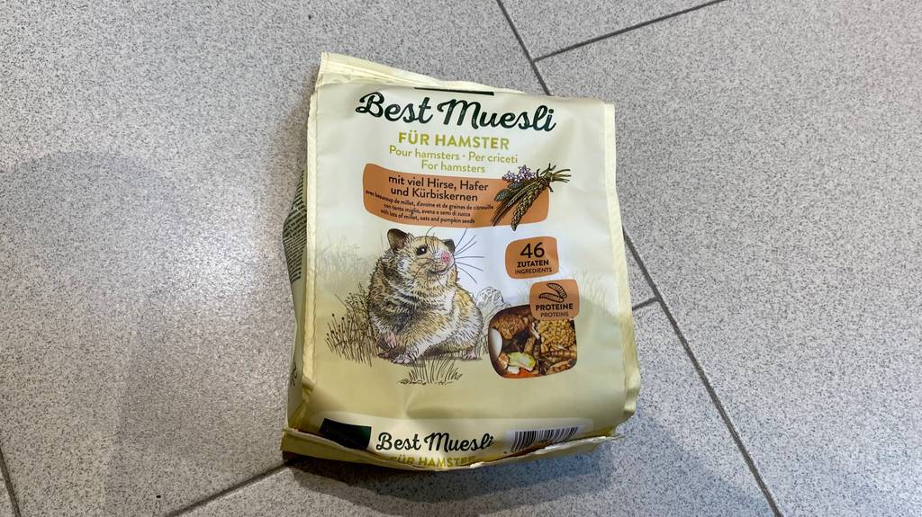Hamsterfutter getestet: Eine Packung liegt auf Fließenboden