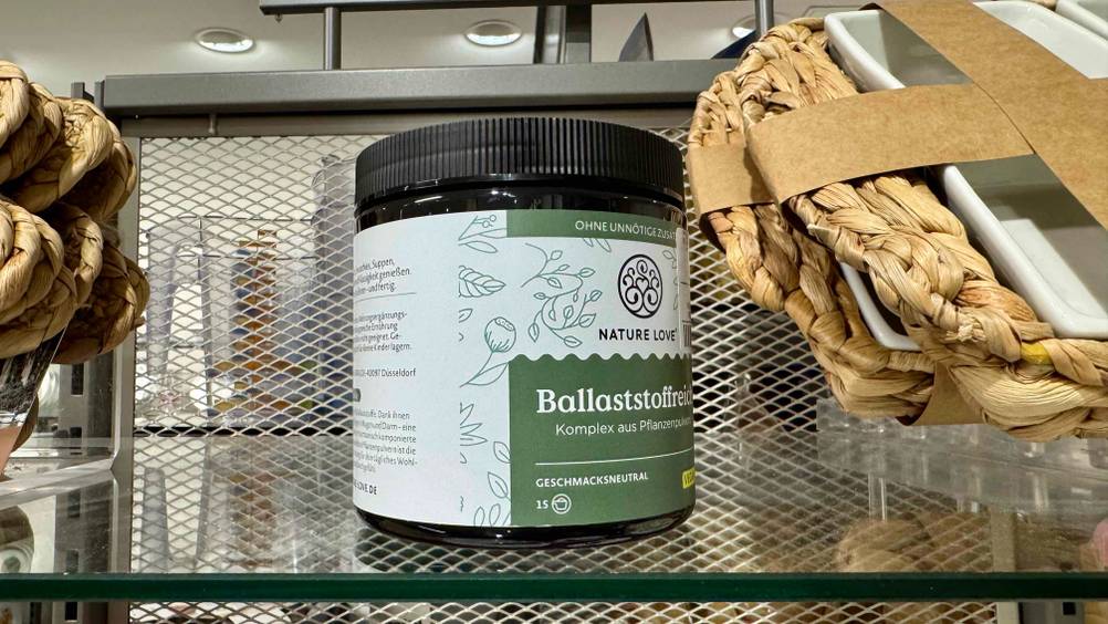Ballaststoffe-Test: Eine Dose Nahrungsergänzungsmittel steht in einem Regal.