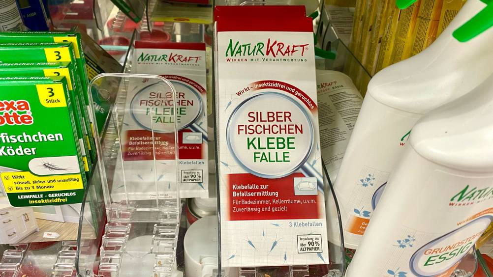 Silberfischfalle im Test: Silberfischfallen in einem Regal platziert.