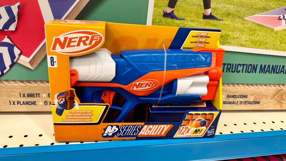 Die getestete Nerf-Blaster steht in einem Regal.