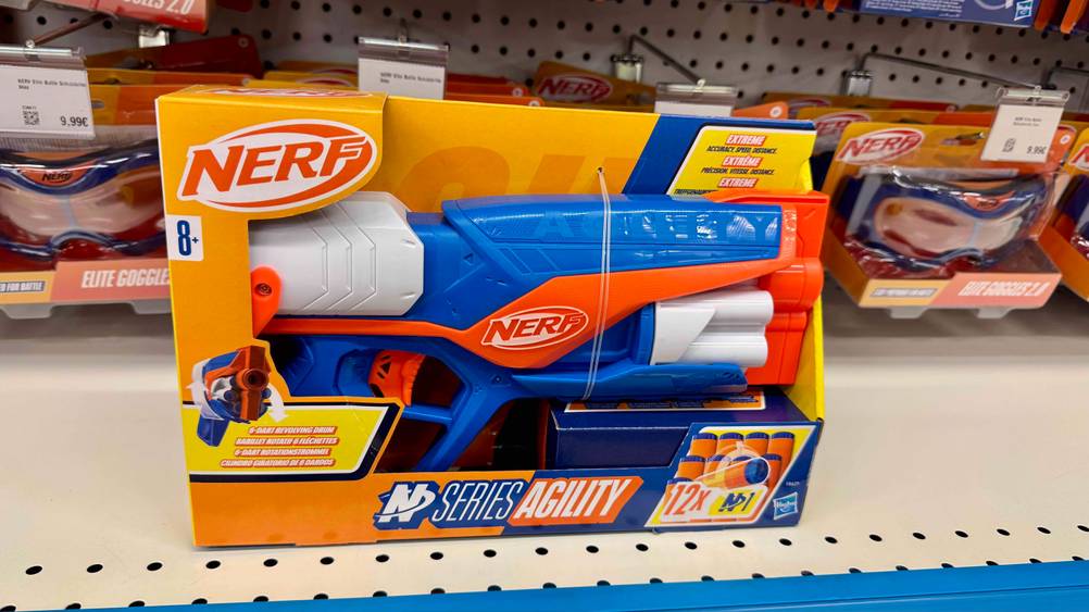 Die getestete Nerf-Blaster, die für Kinder ab 8 Jahren geeignet ist, steht in einem Geschäft vor dem passenden Zubehör.