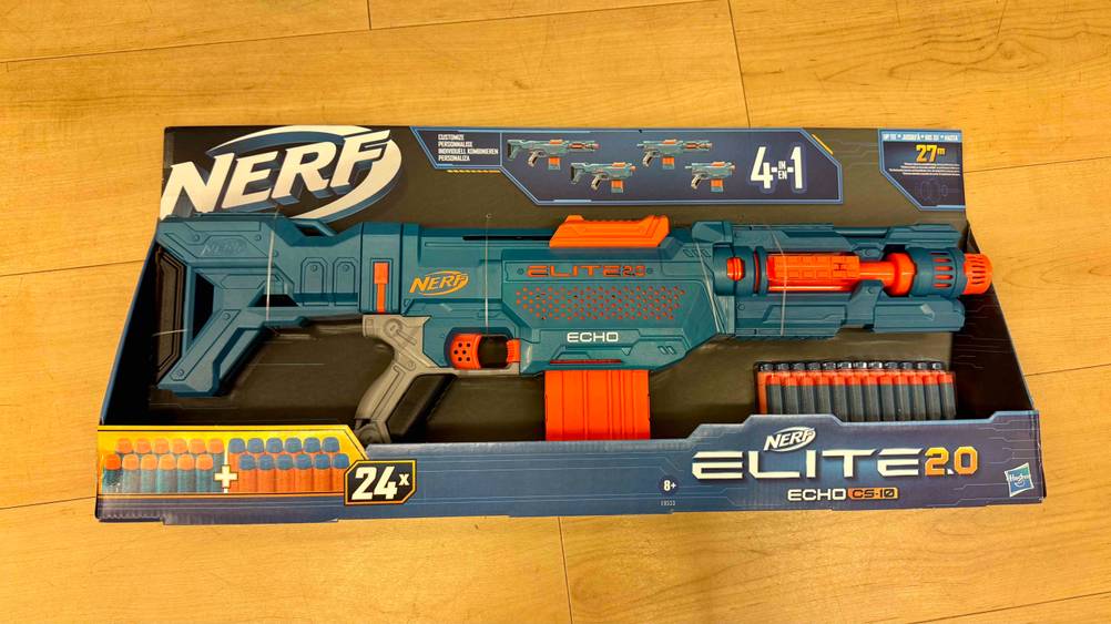 Die getestete Nerf-Elite befindet sich in einem liegenden Zustand auf einem Boden.