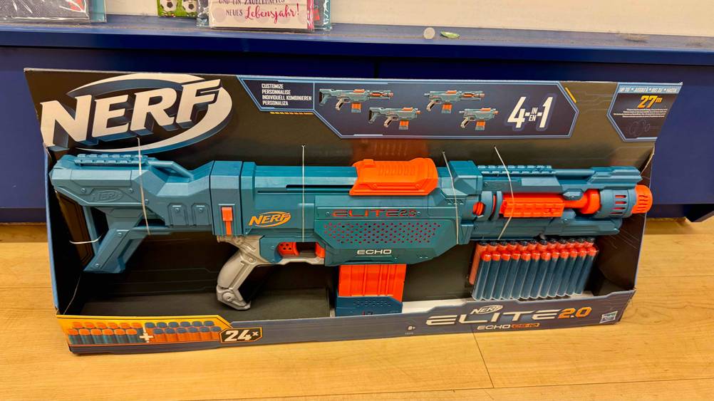 Die getestete Nerf-Elite steht vor einer Wand.