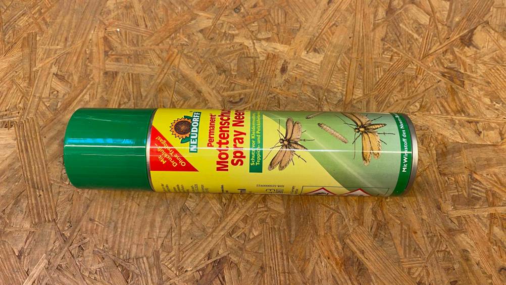 Mottenspray getestet: Eine Dose horizontal auf einer Holzfläche