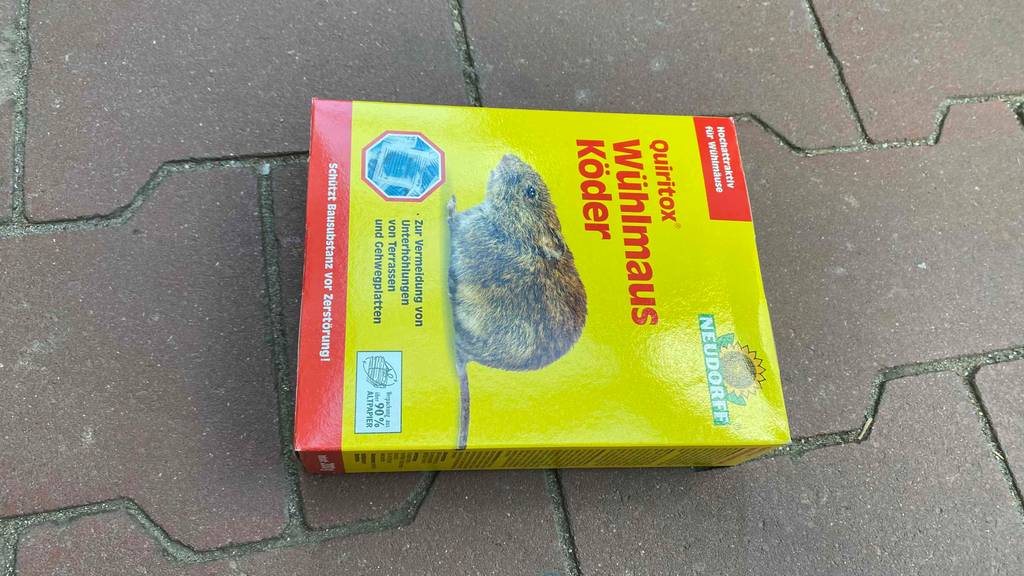 Im Test: Auf dem Boden liegt horizontal eine Packung Wühlmausköder