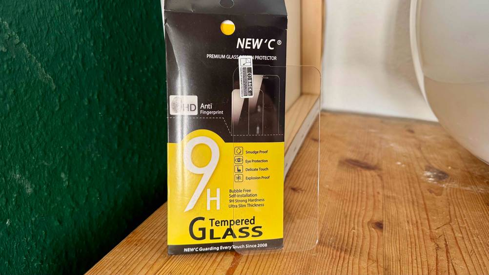 Vorderseite der Verpackung des getesteten iPhone-13-Pro-Panzerglases, das davor angelehnt ist.