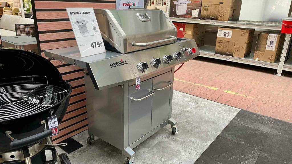 Edelstahl-Gasgrill-Test: ein Edelstahl-Gasgrill ist in einem Geschäft ausgestellt, mit Preisschild auf der Ablagefläche aufgestellt.