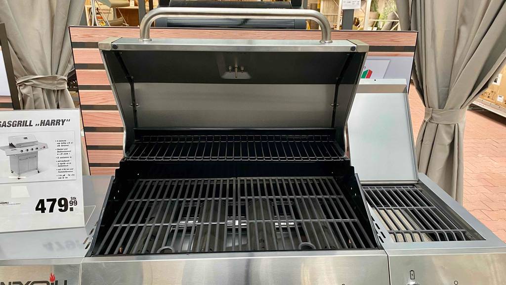 Edelstahl-Gasgrill im Test: Heizelemente eines Edelstahl-Gasgrills im Fokus mit Preisschild darauf platziert.