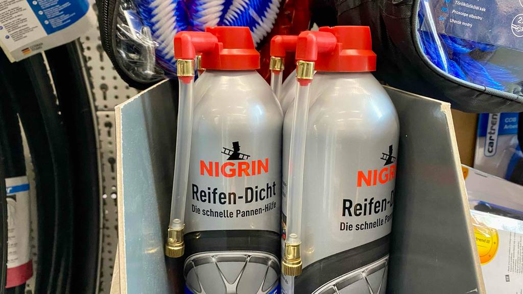 Reifendichtmittel im Test: mehrere Flaschen Reifendichtmittel stehen in einem Regal.