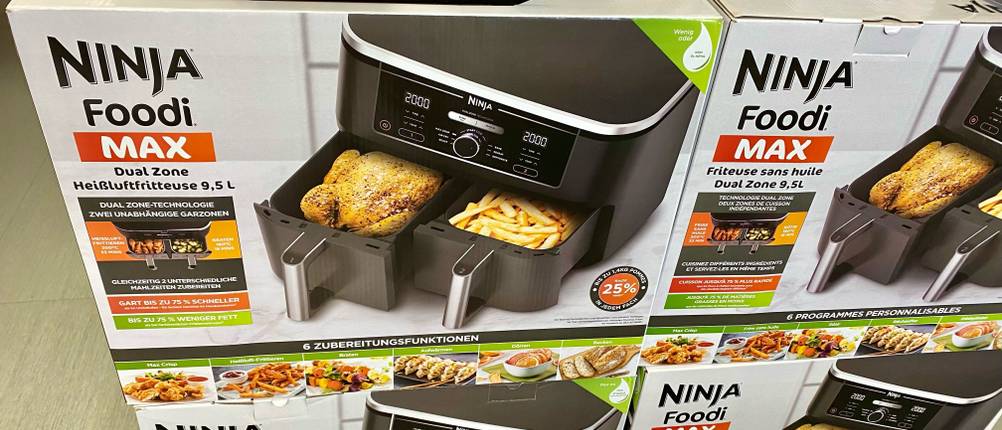 Heißluftfritteuse-2-Fächer Test: Mehrere verpackte Heißluftfritteusen über- und nebeneinander.