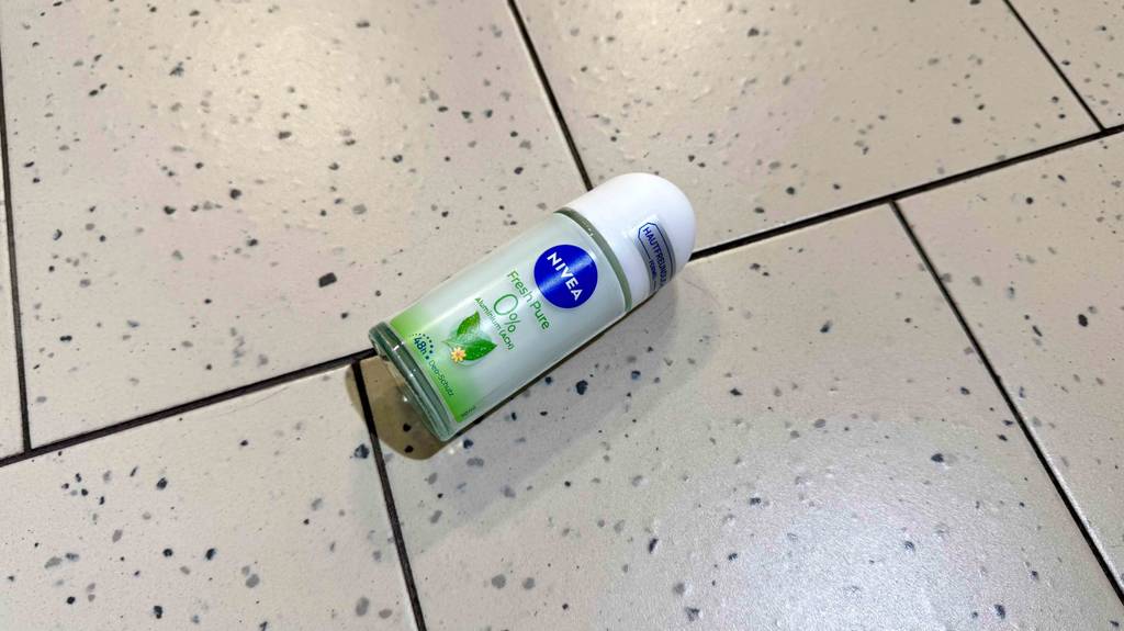 Das getestete Nivea-Deo liegt auf einem Fliesenboden.