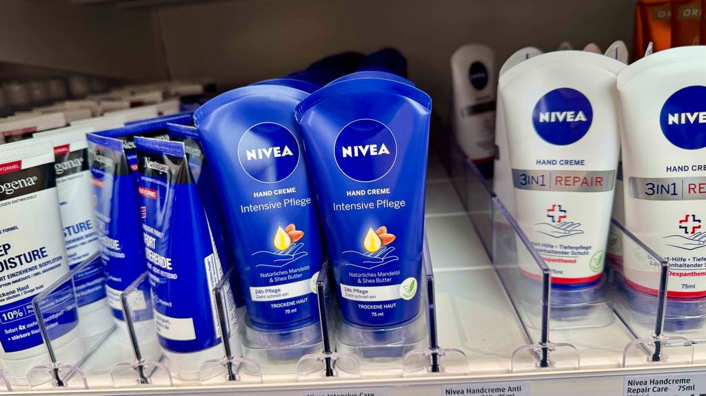 Test: Mehrere Nivea-Handcremes stehen in einem Regal.
