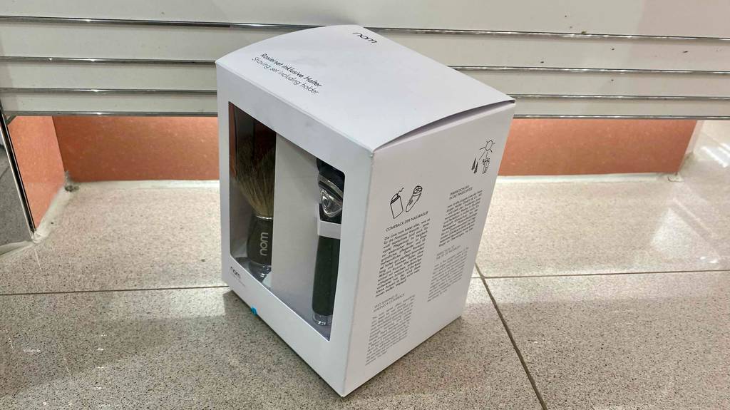 Rasierpinsel-Set getestet: Eine Verpackung von Rasierpinsel-Set steht schräg auf einem Fliesenboden.