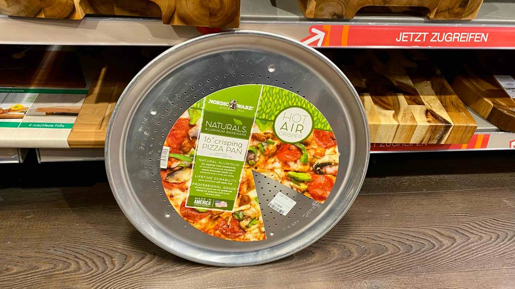 Pizzablech getestet: Ein Pizzablech ist an einem Regal angelehnt.
