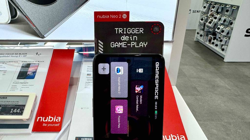 Ein ausgestelltes, getestete Gaming-Handy mit einem Schild oben ausgestellt worauf sich ein Text mit 