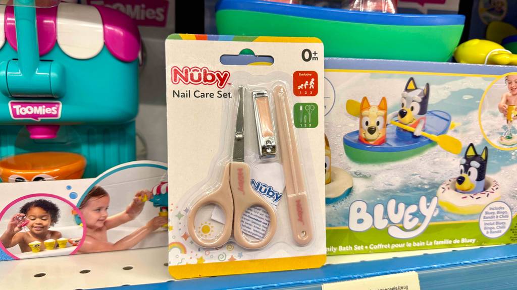 Ein Baby-Nagelset, das getestet wurde steht in einem Regal vor Spielzeug für die Badewanne.