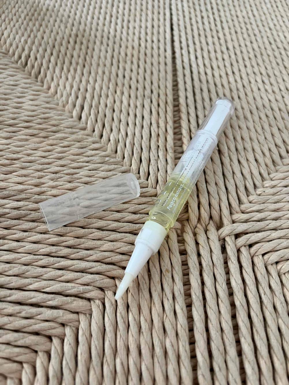 Nagelöl-Test: Detailaufnahme des Applikators in Pinselform.