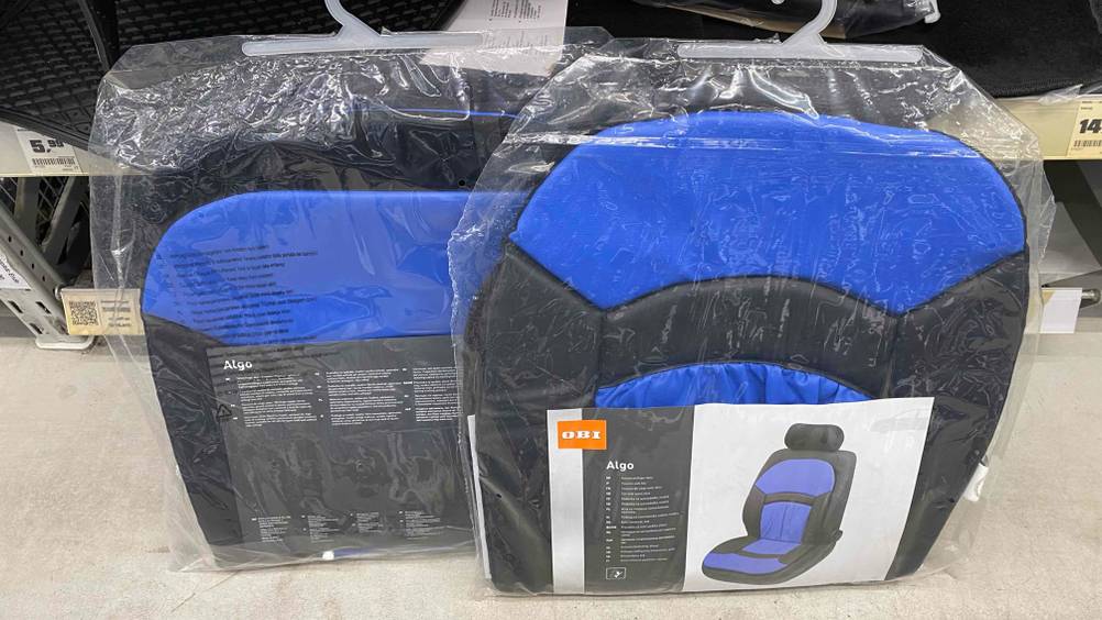 Im Test: Zwei Packungen der Autositzauflage stehten auf einer hellen Oberfläche vor einem Regal.