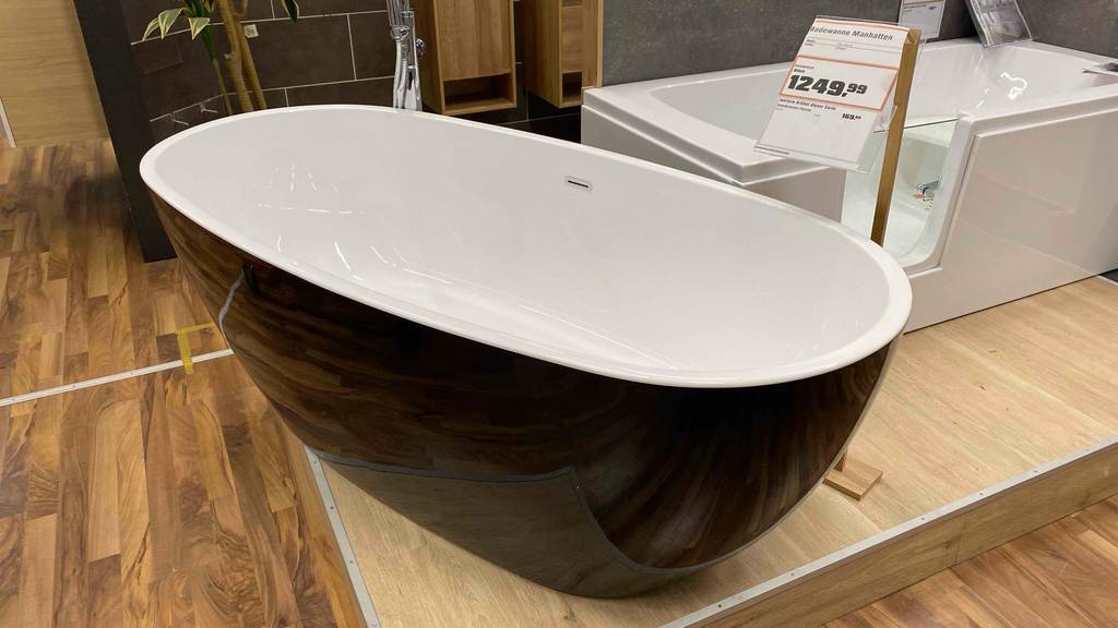 Auf eine Sockel steht die freistehende Badewanne im Test von schräg vorne.
