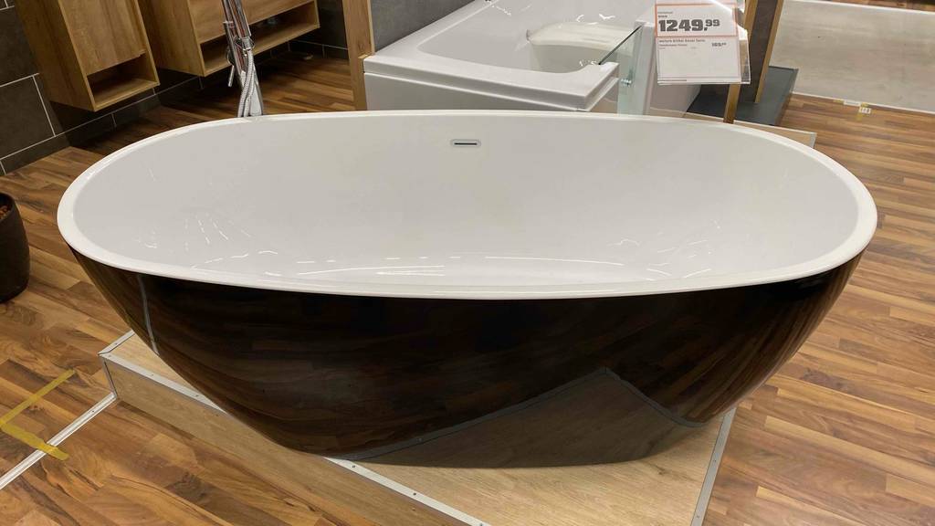 Im Test: Die freistehende Badewanne von der Seite auf einem Sockel.