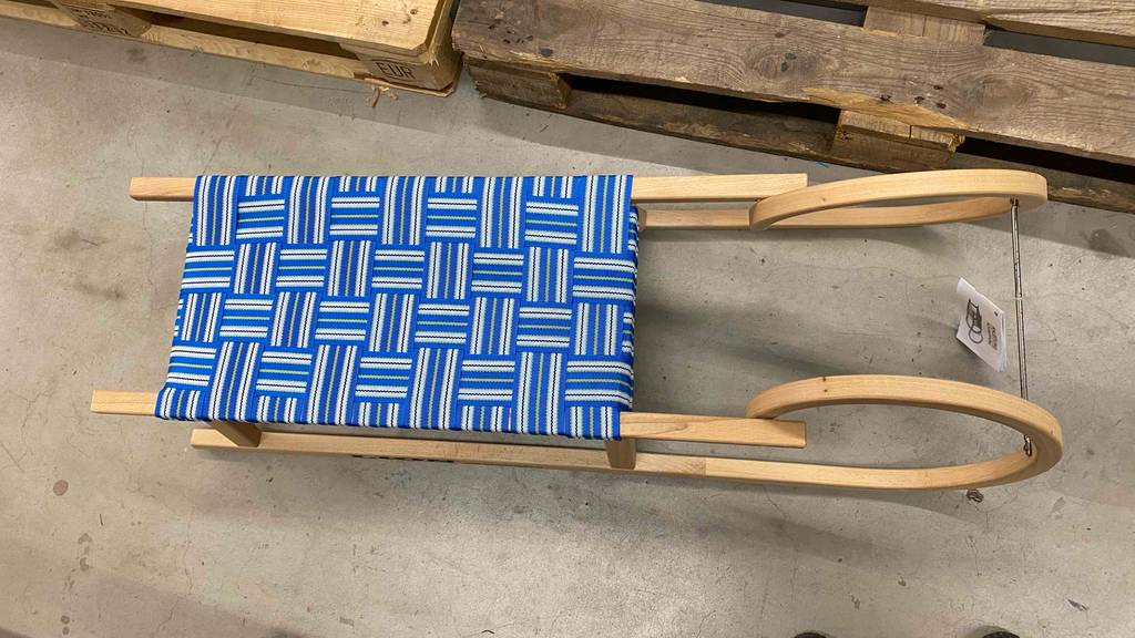 Hörnerschlitten getestet: ein Hörnerschlitten mit blauem Stoff von oben ersichtlich.