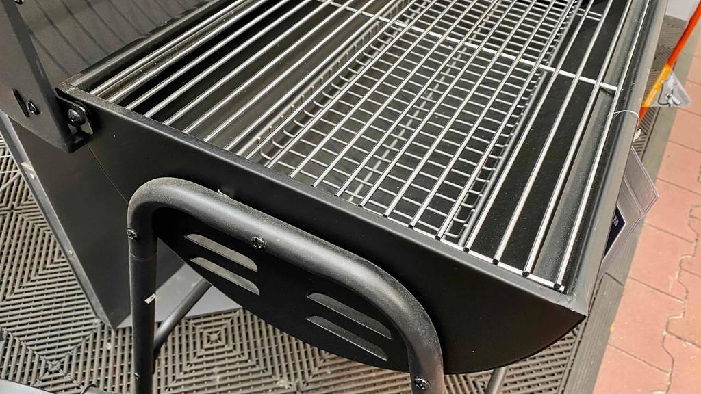 Getesteter Holzkohlegrill von der Seite