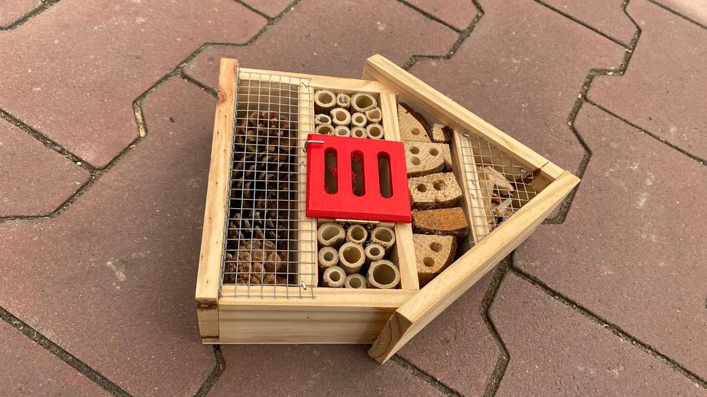 Insektenhotel getestet: ein Insektenhotel liegt horizontal auf einem Steinboden