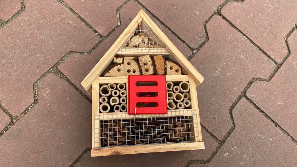 Im Test: Auf einem Steinboden liegt ein Insektenhotel