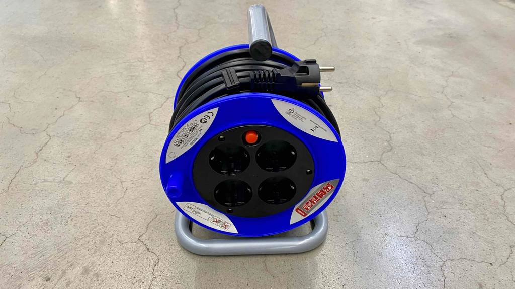 Kabeltrommel-Test: blaue Kabeltrommel mit Sicht auf vier Steckdosen, Griff und Euro-Stecker.