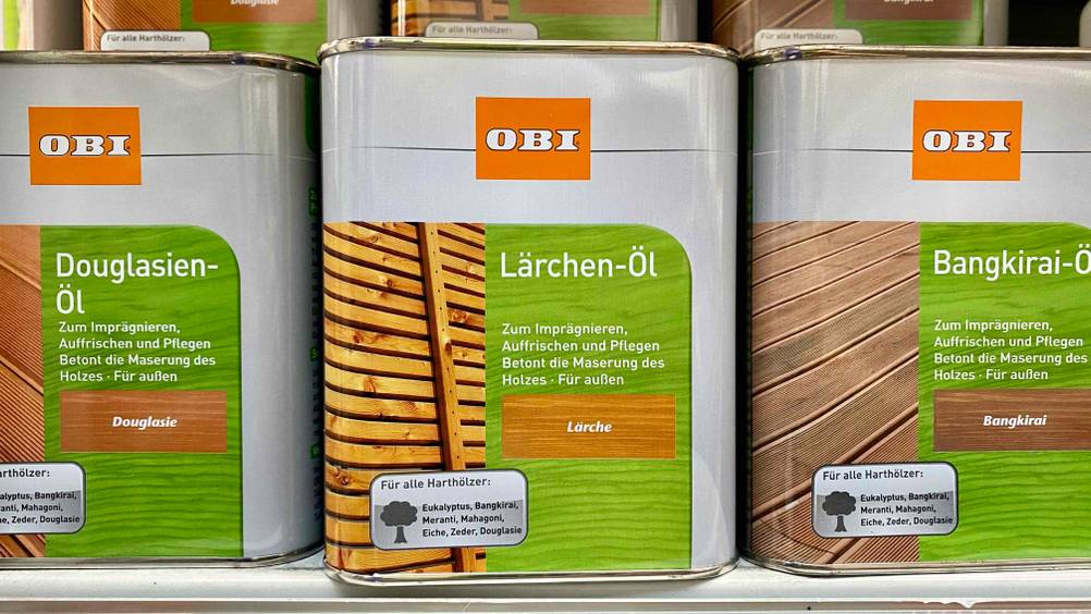 Im Test: Ein Kanister Lärchenöl von Obi steht neben anderen Ölen im Regal.