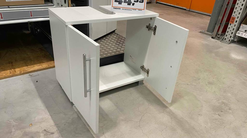 Waschbeckenunterschrank im Test: Ein weißer Waschbeckenunterschrank mit geöffneten Türen.