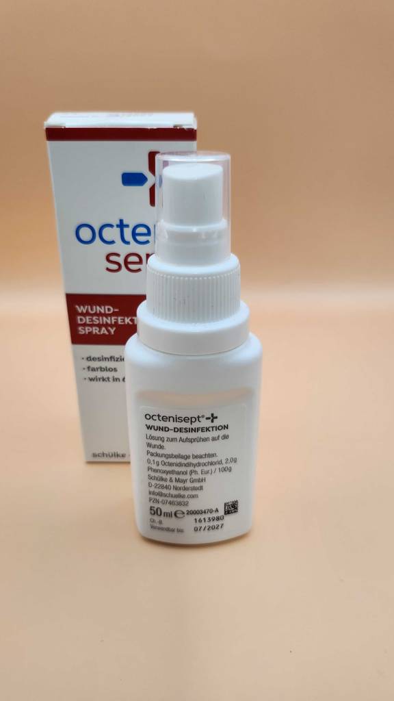 Test: Die Rückseite des Wunddesinfektionsmittels, das vor der Verpackung steht.