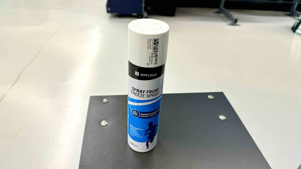 Der getestete Kältespray steht auf einem Regal.