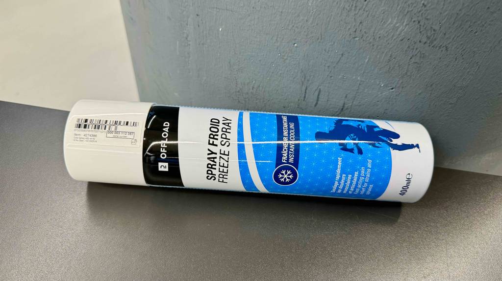 Der getestete Kältespray liegt auf einer grauen Fläche.